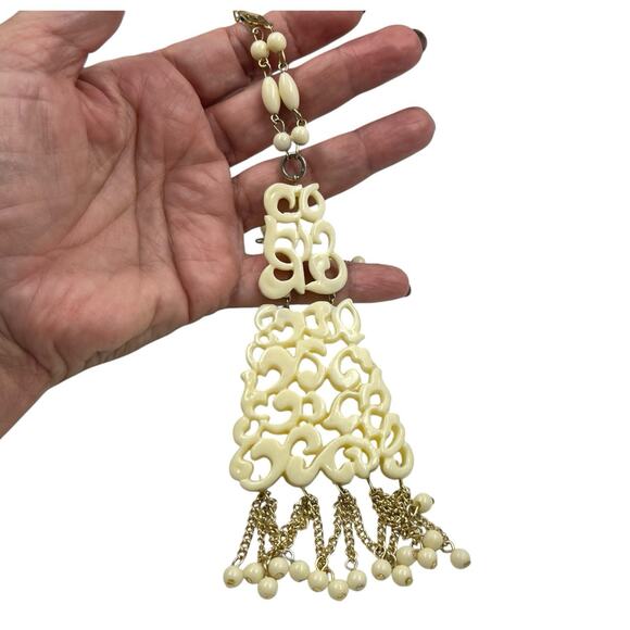 VINTAGE MIDCENTURY PLASTIC TASSEL PENDANT NECKLACE 1960s GROOVY LIGHTWEIGHT VGUC - Picture 4 of 4